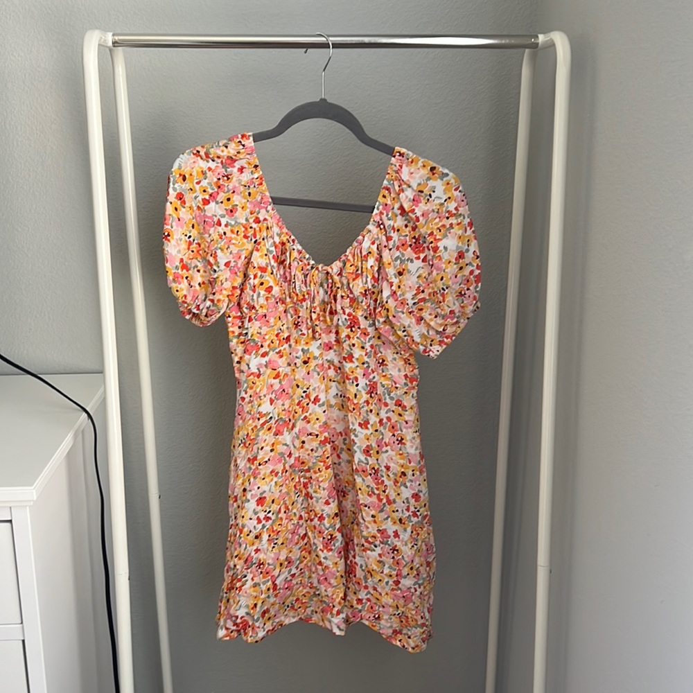 Super flattering floral dress for summer!